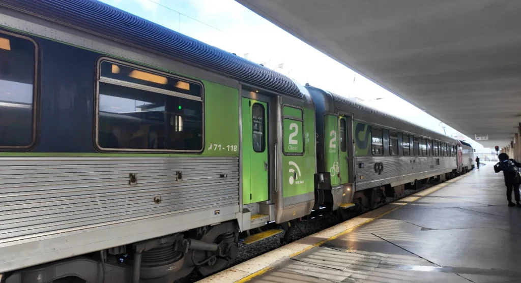 Combois de Portugal train at Santa Apolonia Station
